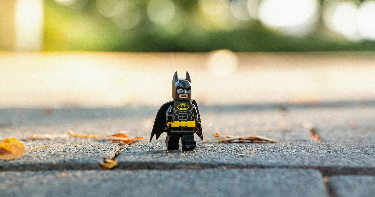 μία lego φιγούρα Batman διασχίζει το δρόμο
