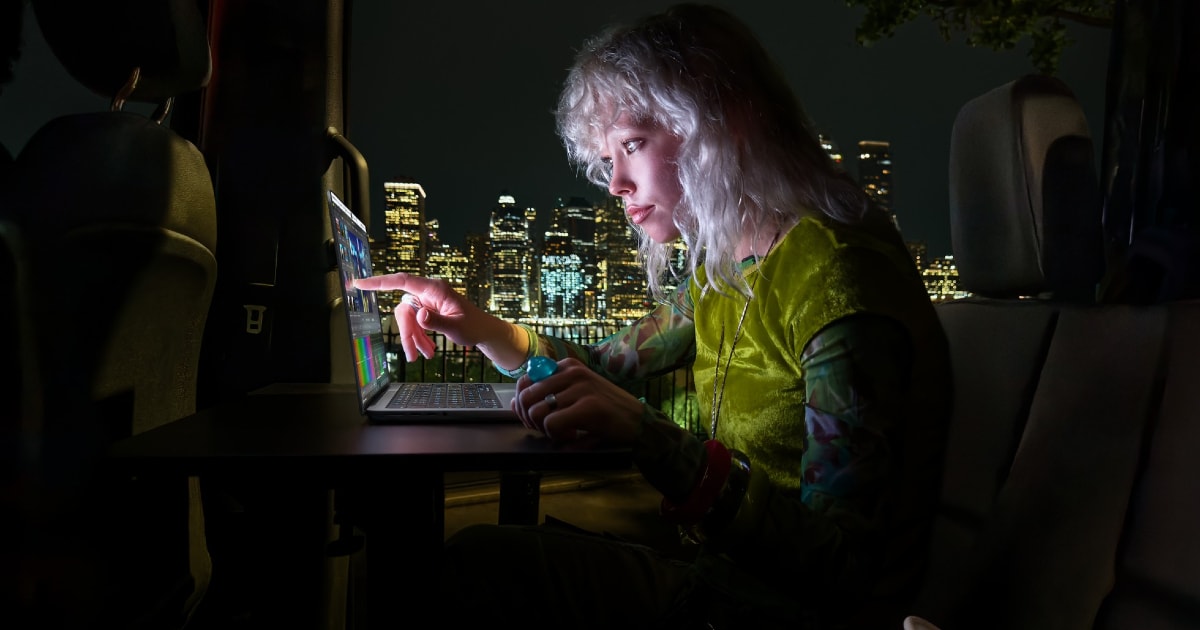 apple-pro-and-tell-macbook-oled-05