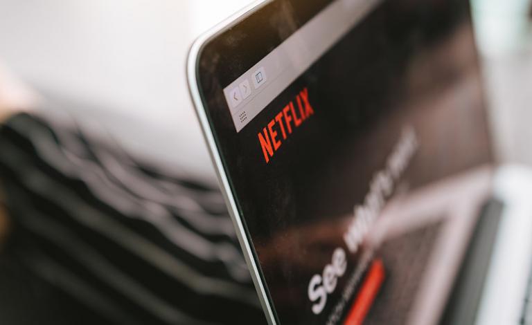 Netflix αλλιώς: οι αφανείς σειρές που πρέπει να δεις!