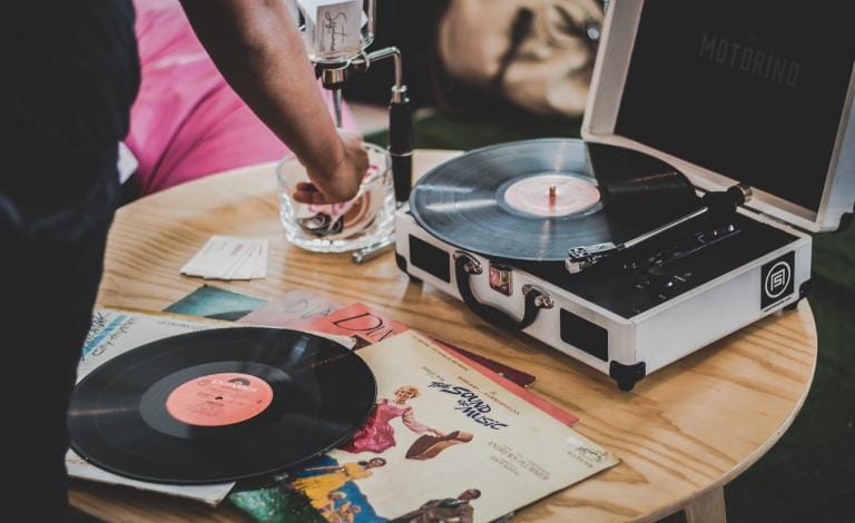 Vinyl lover; Βάλε μουσική όπως παλιά! 