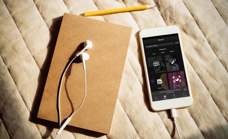 #menoumespiti με Spotify / Έχουμε την playlist που χρειάζεσαι!