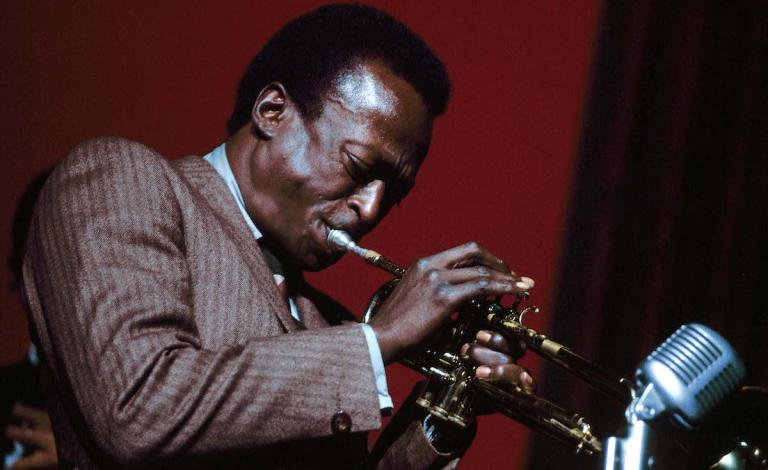 Σαν σήμερα / Πώς ο Miles Davis άλλαξε την πορεία της μουσικής