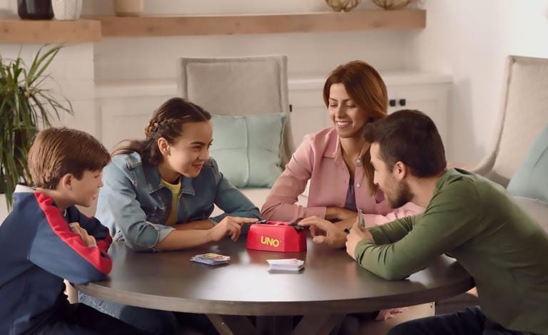 Uno, Scrabble ή Pictionairy Air; Φέτος τα Χριστούγεννα στρώσου στα επιτραπέζια!