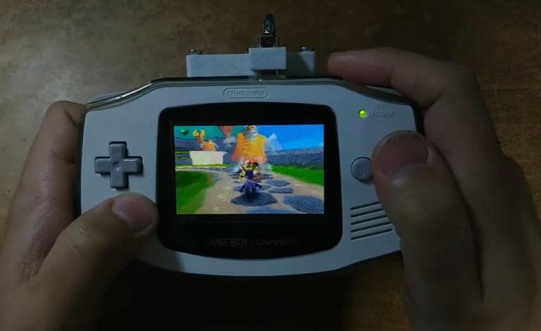 Δες ένα Game Boy Advance να παίζει παιχνίδια του PlayStation!