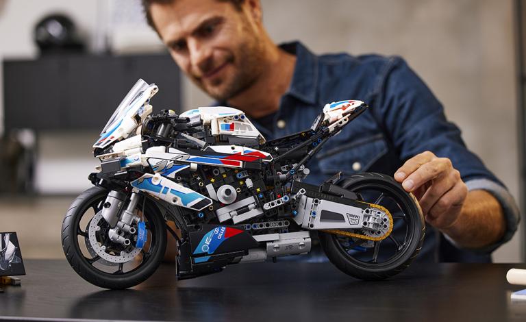 Το νεότερο LEGO Technic σετ φτιάχτηκε για όσους λατρεύουν τις μοτοσικλέτες