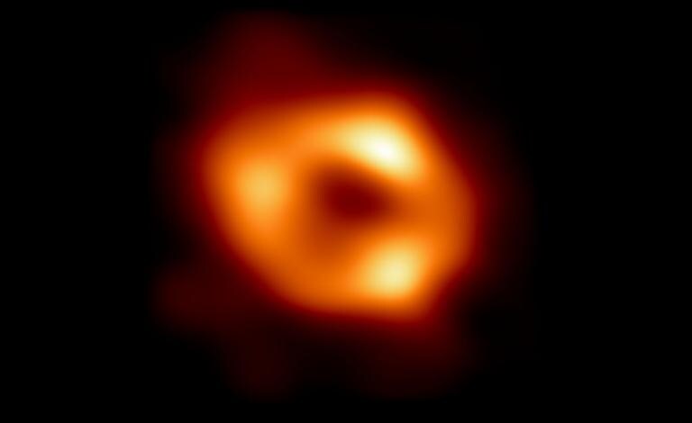 Δες την πρώτη εικόνα της μαύρης τρύπας στο κέντρο του γαλαξία μας!