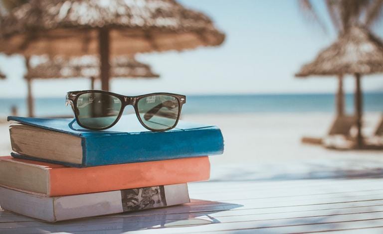 Summer quiz: Ποιο βιβλίο να πάρεις μαζί σου στην παραλία