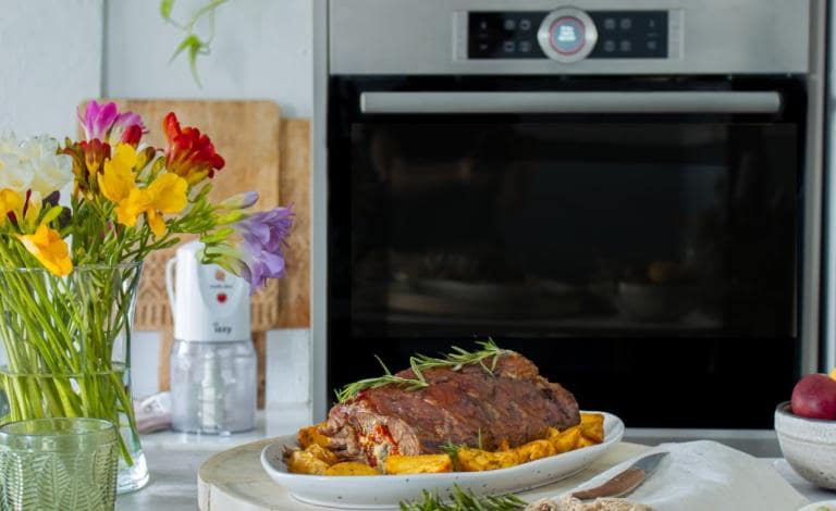 Μαγειρεύουμε με τη Funky Cook: Πασχαλινό αρνάκι γεμιστό με αγκινάρες