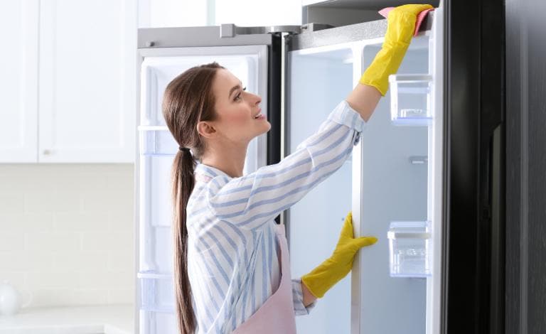 Πώς θα ξεμπερδεύεις εύκολα και σωστά με την απόψυξη του ψυγείου