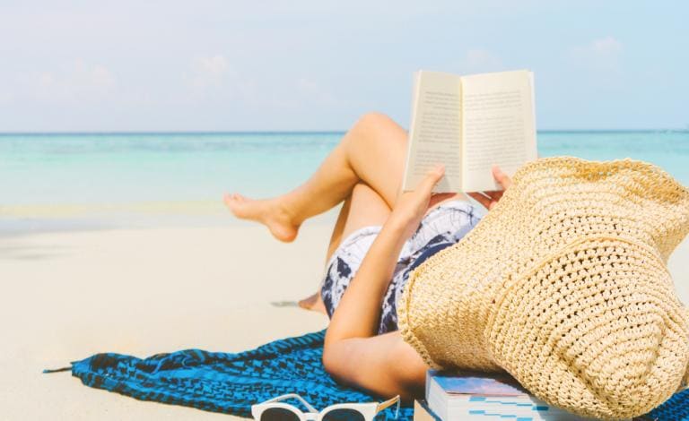 Summer reading: Βραβευμένα βιβλία που θα σου κάνουν παρέα στο νησί!