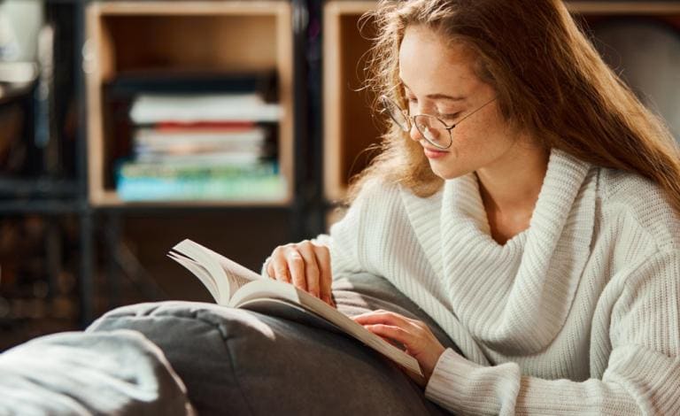 Το 2025 φεύγει... ευκαιρία να διαβάσεις τα βιβλία που ξεχώρισαν φέτος!