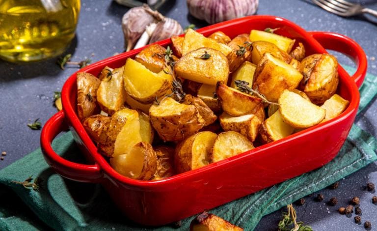 Τραγανές πατάτες φούρνου με αρωματική κρούστα για το εορταστικό τραπέζι!
