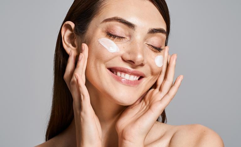 Λαμπερό και υγιές δέρμα τον χειμώνα - 3+1 συμβουλές περιποίησης