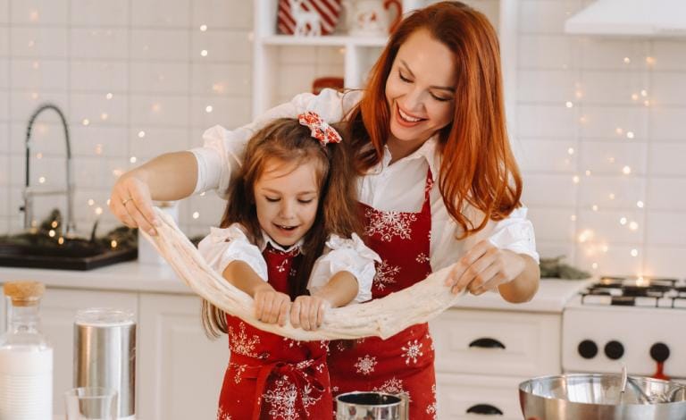 Στρώνουμε γιορτινό τραπέζι από νωρίς με οικονομικές μικροσυσκευές!