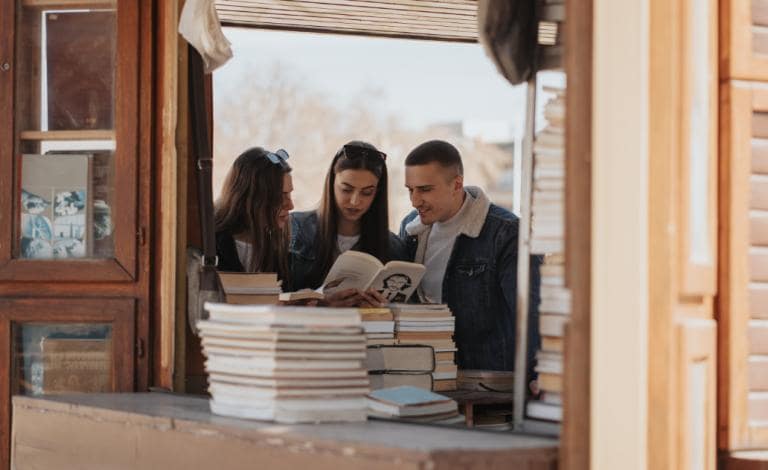 Book Bingo 2026: 12 προκλήσεις για τις αναγνώσεις της χρονιάς!