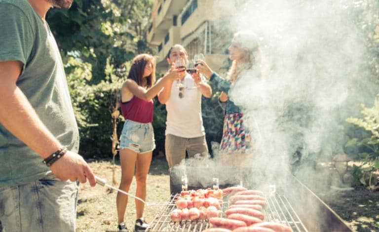 Τσικνοπέμπτη δεν είναι μόνο η ψησταριά: Τα συνοδευτικά που κάνουν τη διαφορά