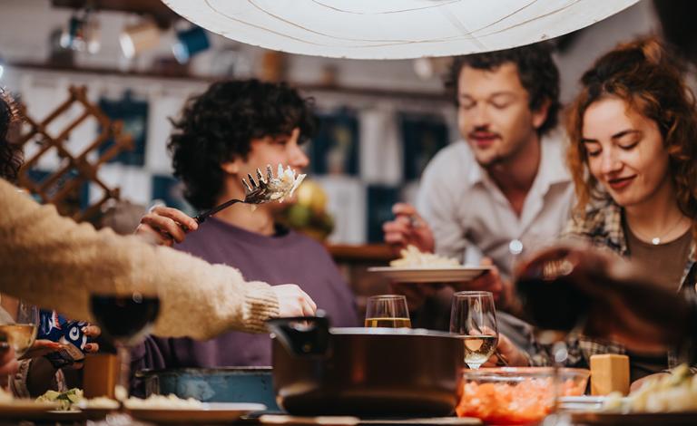 Πώς θα φτιάξεις... σοφά το τραπέζι της Τσικνοπέμπτης χωρίς κόπο