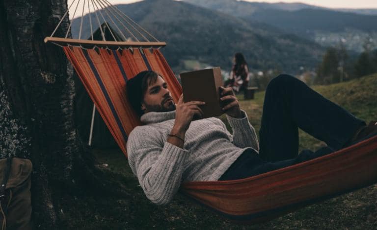 Scroll less, read more: Βιβλία-αντίδοτο του doomscrolling στο quiz μας!