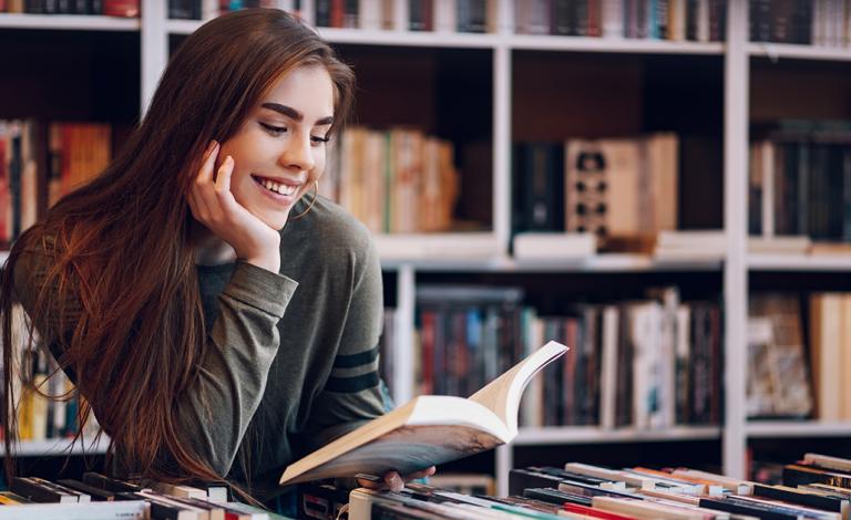 Τι διαβάζουν οι άνθρωποι πίσω από τα ράφια; 5 βιβλία-οδηγοί ζωής!