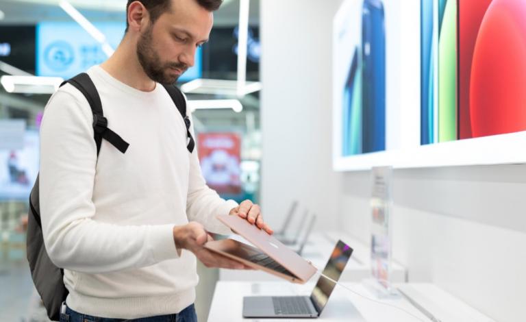 MacBook vs Windows laptop: Πώς να επιλέξεις ανάμεσά τους το 2026