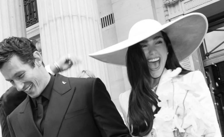Pop Culture Weekly: Τότε που η Dua Lipa παντρεύτηκε, η Charli XCX μας έστειλε και η αγωνία κορυφώθηκε για τα Βραβεία Βιβλίου Public