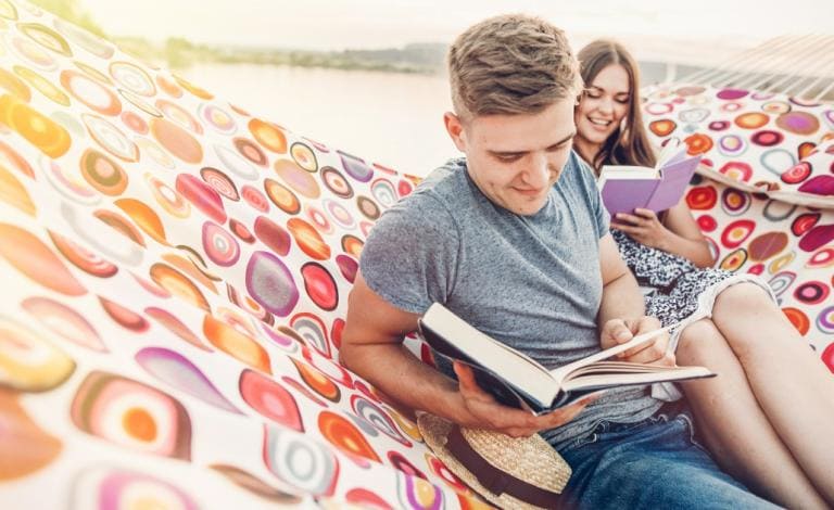 Εφηβικά summer reads: Βιβλία γεμάτα χτυποκάρδια, μυστήριο και περιπέτεια