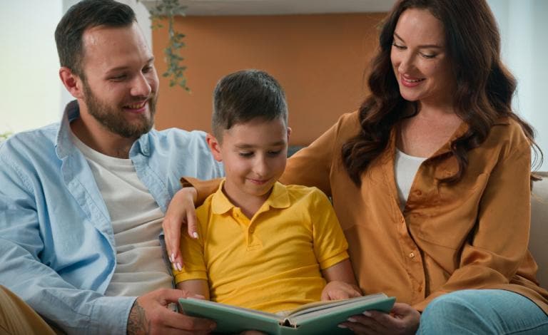 Μεγαλώνοντας μαζί: Parenting books για ένα επιμορφωτικό καλοκαίρι!