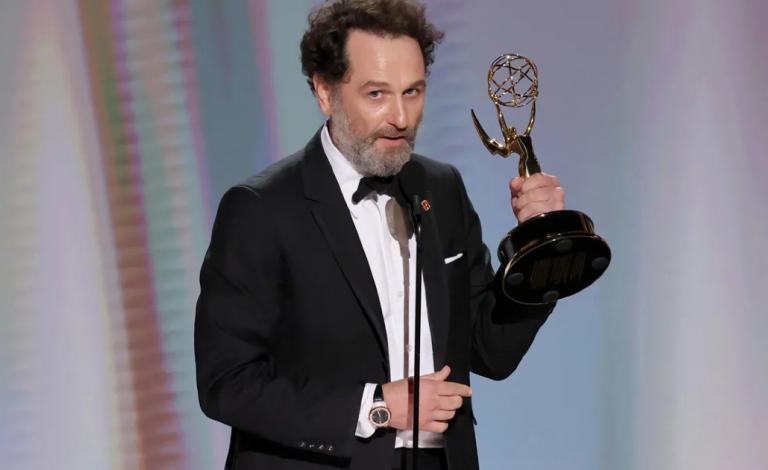 Pop Culture Weekly: Τότε που το Widow’s Bay σάρωσε στα Emmy και ένα αναπάντεχο κουτσομπολιό έσκασε στον χώρο του βιβλίου