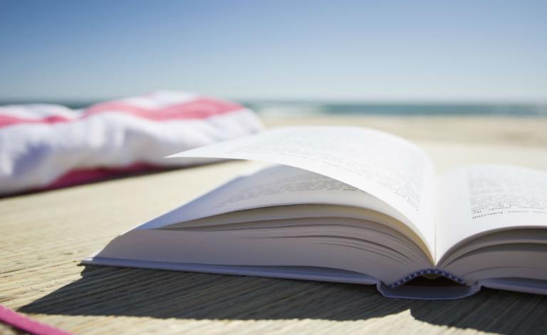 7 βιβλία που θα σε κρατήσουν μέχρι την τελευταία βουτιά!