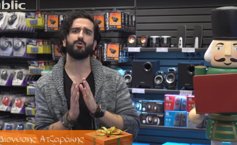 Ο stand up comedian Διονύσης Ατζαράκης επιλέγει δώρα!