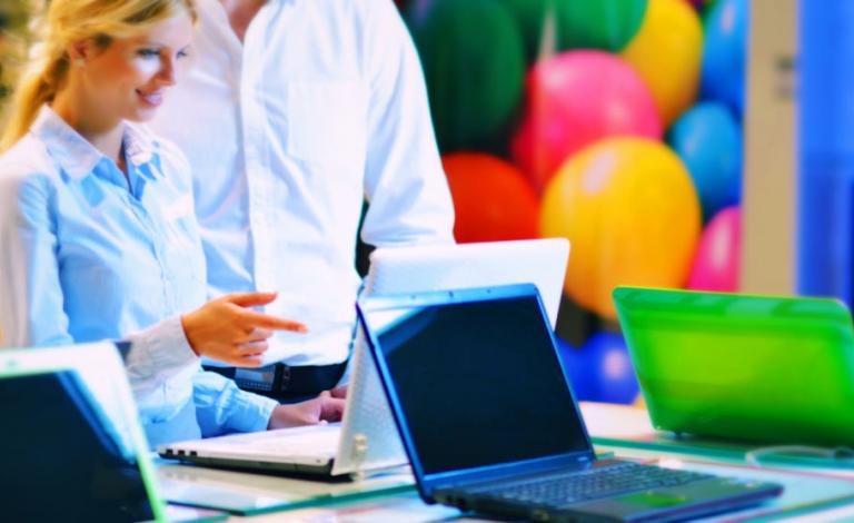 Back to school: Laptops που θα σου αφήσουν και... ρέστα!