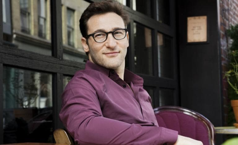 «Μαζί τα καταφέρνουμε καλύτερα»: Η επιστροφή του Simon Sinek