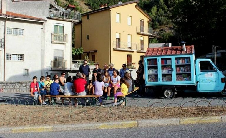 Η μικρότερη βιβλιοθήκη της Ιταλίας είναι... ταξιδιάρικη!