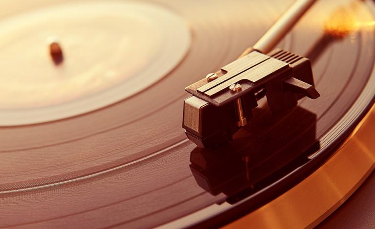 Summer vinyl lovers: 4 επικοί δίσκοι σε τιμή-έκπληξη!