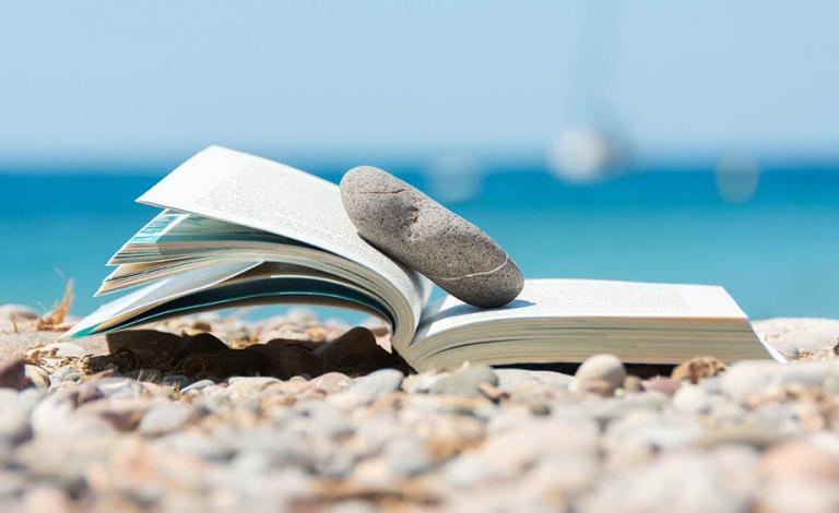 Καλοκαίρι με ξενόγλωσσα βιβλία: Κάνε χώρο στη βαλίτσα!