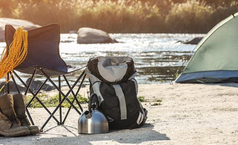Πάρε σκηνή, σπαστή καρέκλα και φύγαμε για camping!
