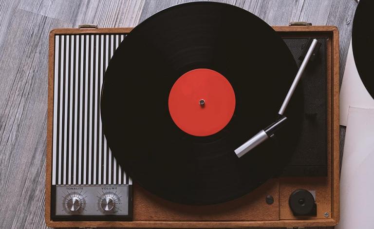 Summer Vinyl for all: 4 επικοί δίσκοι σε τιμή-έκπληξη!