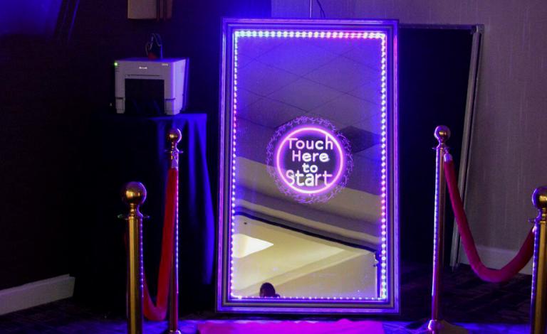 Μagic Photo Mirror Booth: Καθρέφτη, καθρεφτάκι μου...